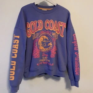 Collegetröja  - Färgglad Collegetröja från Stay