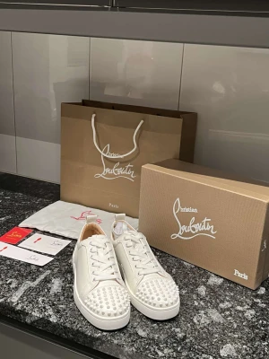 Christian Louboutin  - Säljer nu mina vita Christian Louboutins. Skorna är i storlek 42. Sexig och unik färg som passar ihop med dem flesta outfits. 9.5/10 skick, endast testade inomhus. Vid fler frågor skriver man bara privat! 😊