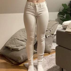 Ett par vita slim, low rise , abercrombie & fitch jeans. Köpta i USA och har används ytters få gånger, dvs som nya.