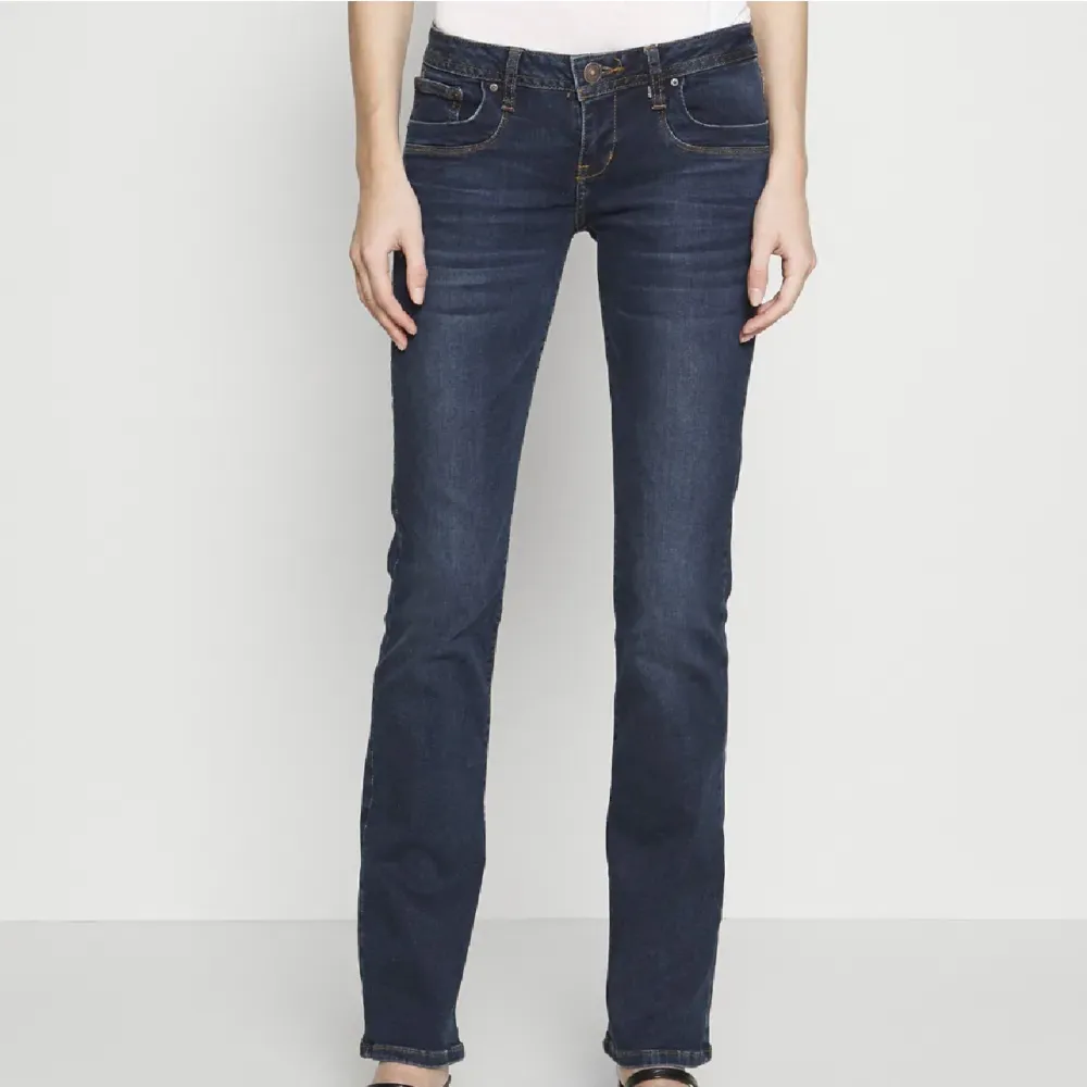 Säljer dessa snygga jeans. Storlek 26:30, bra skick, 500kr pris kan diskuteras . Jeans & Byxor.