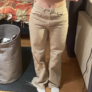 Jeans - Beiga högmidjade jeans från stradivarius med raka ben. De är sparsamt använda och är i gott skick. De är petit och passar mig som är 163cm lång.