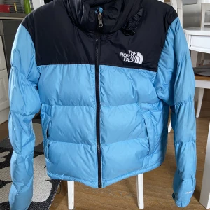The north face jacka  - North face jacka i bra skick💞 jackan är i storlek M men sitter fint och lite oversized på mig som brukar ha S i kläder som jag vill ha något större☺️jackan har små svarta prickar på båda armarna som ej går att tvätta bort (se 3 bild)❣️