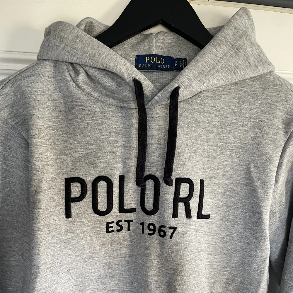 Grå polo ralph lauren hoodie köpt i butik, LA. Bra skick eftersom sällan använd.  Nypris: 149 $ = 1 635 kr. Hoodies.