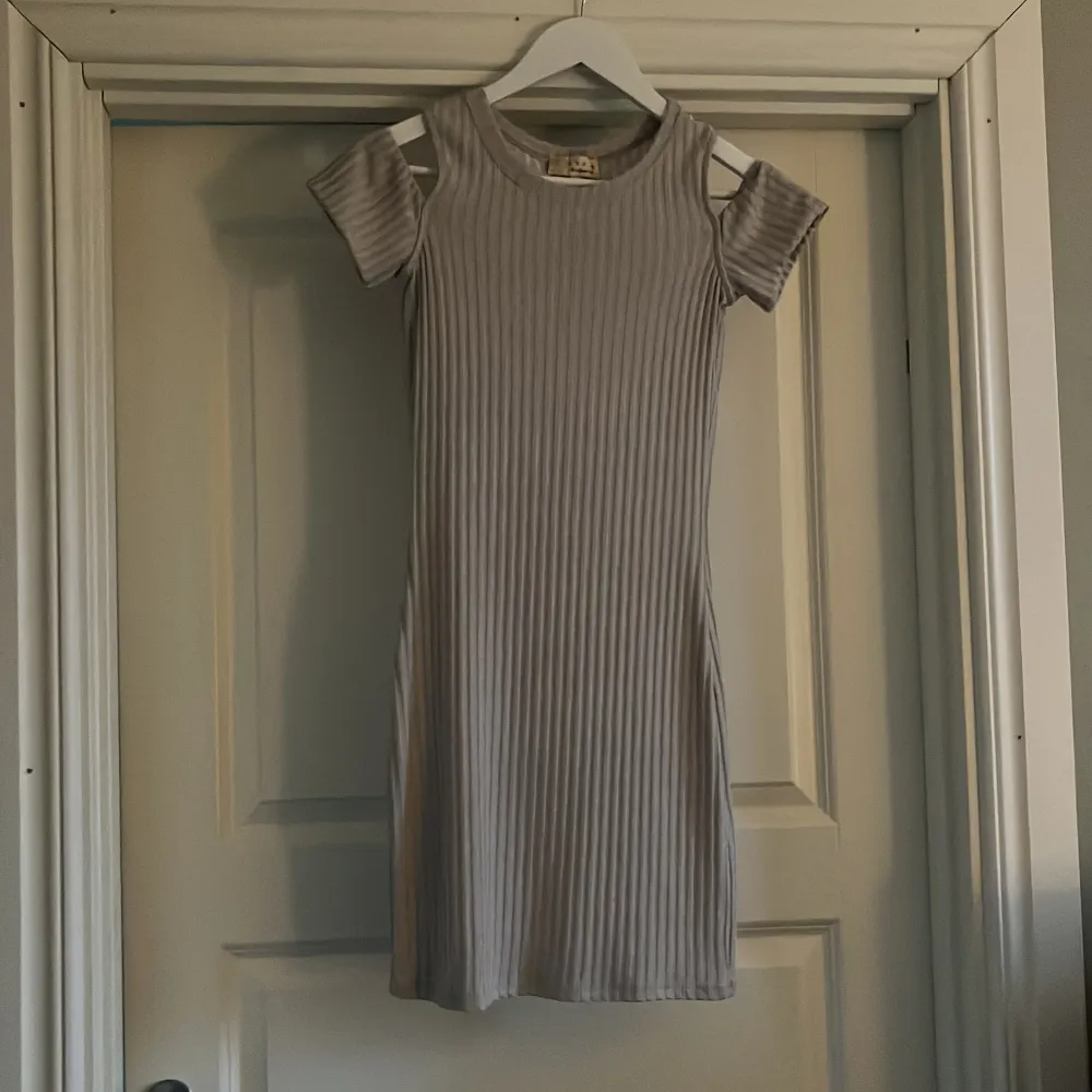 Festlig klänning  St.s Mycket fin modell inköpt i butik i Grekland  Hjärta bak vid nacken Ny oanvänd. Klänningar.