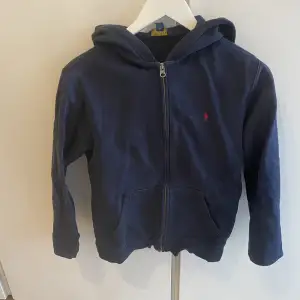 Säljer denna ralph lauren zip hoodie. Storlek 16år men passar en small. 