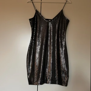 Festlig klänning - Svart och silver glittrig klänning  Ny oanvänd