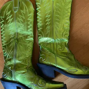 Sexiga gröna cowboy boots som sträcker sig till under knäet. Så bekväma faktiskt, får alltid komplimanger på dom här, verkligen en snygg statement piece.