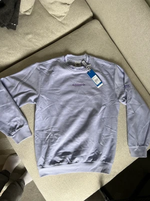 Adidas sweatshirt - Lila sweatshirt från adidas, storlek xs (herr) men sitter bra på mig som har S, (lite oversized) aldrig använd
