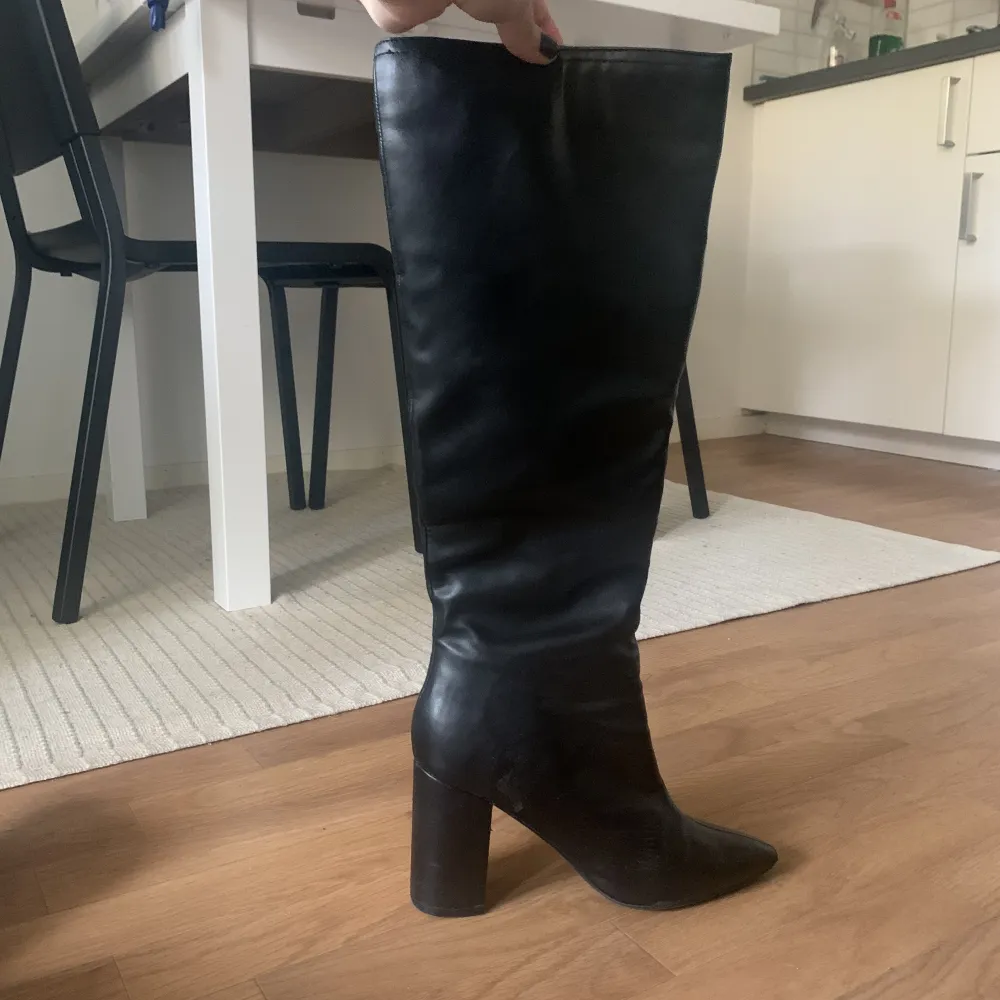 Säljer mina superfina boots, klacken är ca 8 cm och skon är upp till knäna. Skriv om du har frågor. 🌸🫶. Skor.