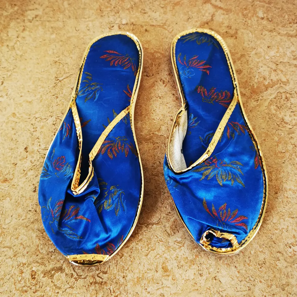 Turkish slippers size 37. Comes with a zippered cover. Ideal for trips, very light. They have been worn always indoors. Skor.