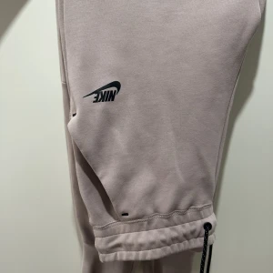 Nike Tech fleece byxor  - Säljer pga använder inte dem. Ny skick, pris kan diskuteras, om fler bilder önskas är de bara att fråga. Köpt för 1 149kr säljer för 850. Använt Max 5 gånger.💗
