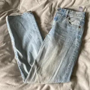 Jätte snygga ljusblåa 501 levi’s jeans! Använda rätt så mycket så lite urtvättade men inte sönder och fortfarande jätte snygga!💞köpta för runt 1200 kr