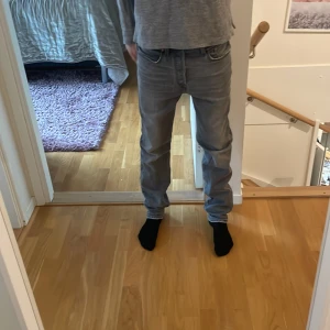 levis jeans  - säljer dessa levis jeans i storlek 28/32. Nypris 1299. Kom med prisförslag