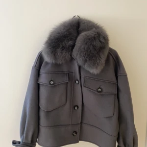 CHARLIE JACKET - WOOL - GREY - Säljer min Meotine Charlie jacka som jag köpte för ett år sen. Jag har endast använt den 1 gång, med andra ord är den som ny. 