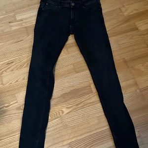 Jeans  - Svarta jeans som inte kommer till användning! Köpta i Spanien använt ett par gånger, men är i jätte bra stick