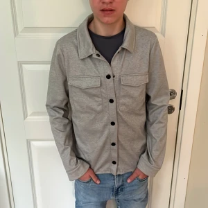 Lmtd overshirt - Säljer nu denna snygga overshirten från Lmtd eftersom att den har blivit för liten. Den har bara används några få gånger och ser helt ny ut.