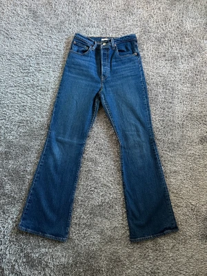 Levis jeans - Säljer mina jeans då dom inte kommer till användning, väldigt fint skick!