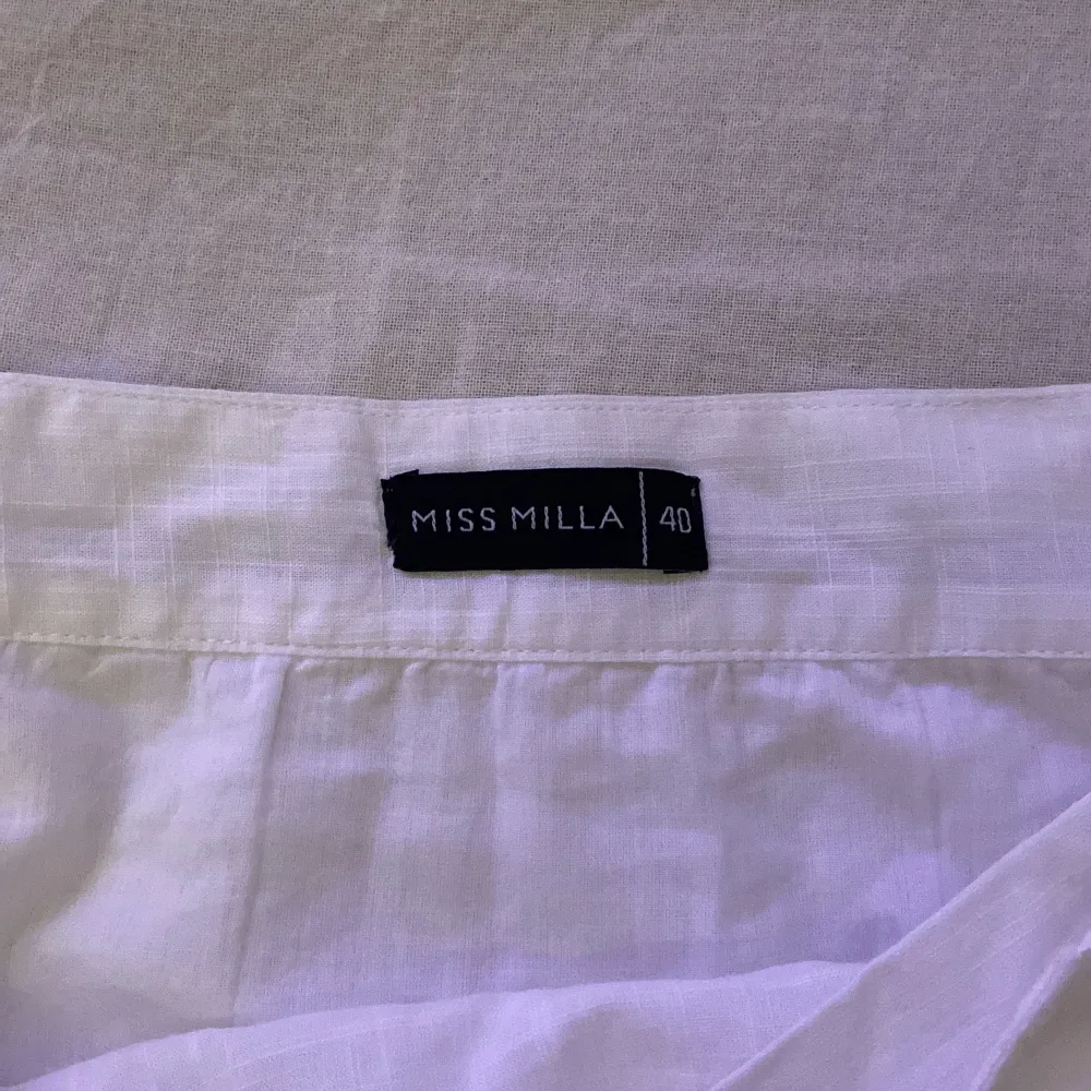 Säljer min jättefina vita miss Milla kjol som typ aldrig är använd pågrund av att den är för liten. Är i väldigt bra skick och inga skavanker💗. Kjolar.