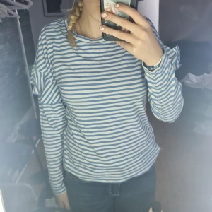 Tröja - Har använt några gånger men jag köpte den på Sellpy så jag har ingen koll mer än så, men är skut skön🥰