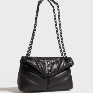 Väska - Intressekoll, på min slutsålda Steve Madden väska! Varsamt använd, inga defekter. Nypris 1000kr, ska jag sälja ska det budet inte vara lågt! Väldigt rymlig, perfekt till vardaglig användning.