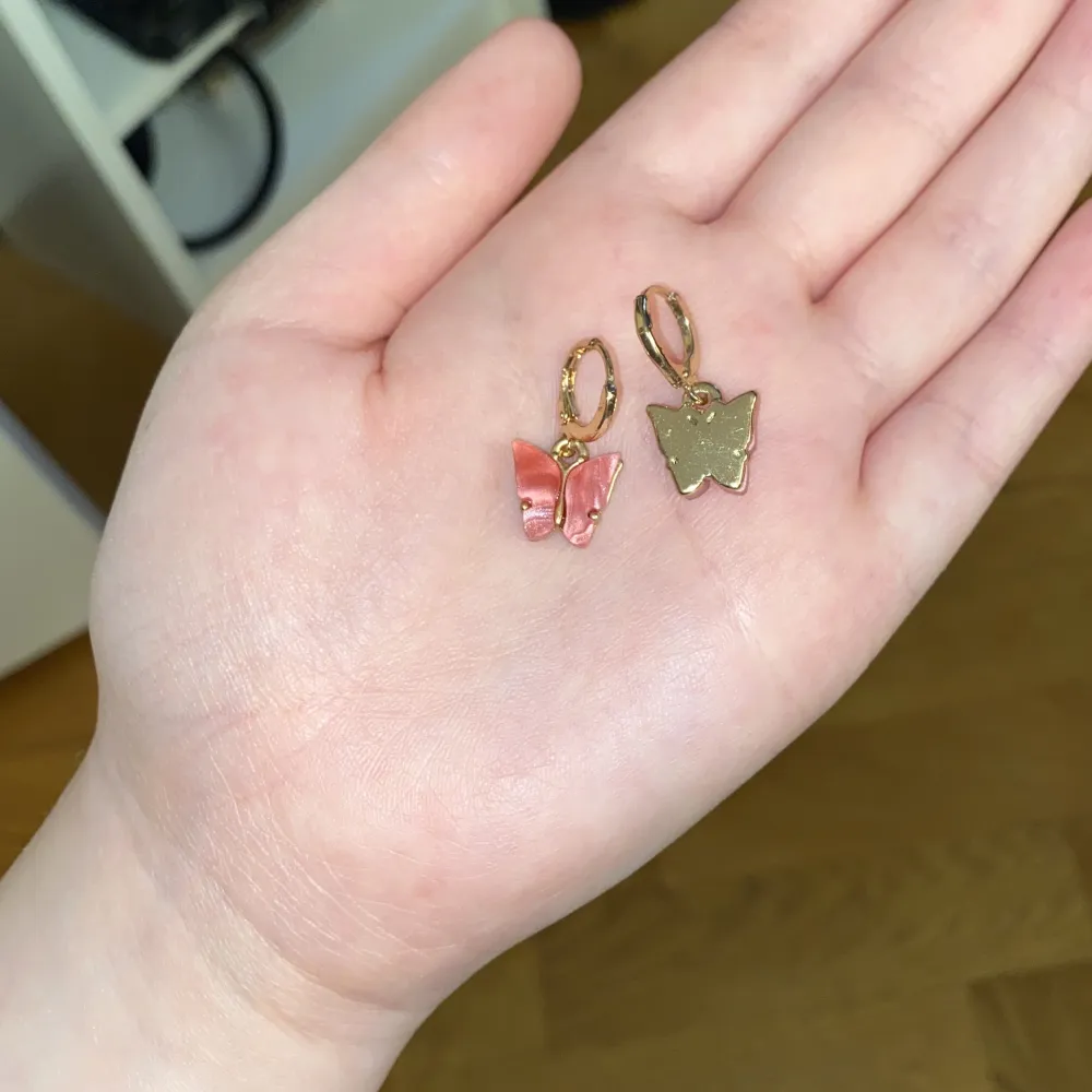 Jättesöta rosa fjärilsörhängen i guld🦋Säljer då de inte är min stil längre. OBS: Den rosa färgen på örhängena är lite lite mörkare än vad bilden visar. För mer info och bilder skriv privat.. Accessoarer.