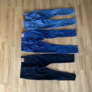 Jeans Levis och J.Lindeberg - Säljer 3 par jeans för paketpris 100!   Ljusaste jeansen: J.Lindeberg  Mörkblå: Levis  Svarta: Levis   Levis är ganska små i storleken, skulle rekommendera S eller XS :)