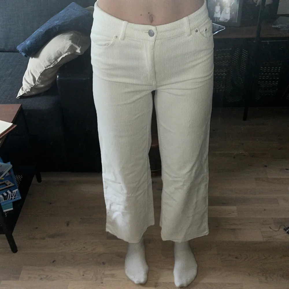 Jag säljer dessa vita Manchester byxor, då de inte kommit till användning. De är endast använda en gång, dock har jag sprätt upp sömmen på botten för att de skulle bli lite längre. . Jeans & Byxor.