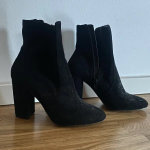 Skor - Svarta skor från NA-KD. Storlek 37. Väldigt bra skick. 