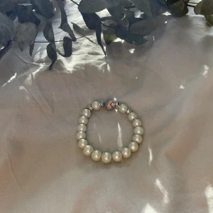 Armband  - Armband med pärlor.