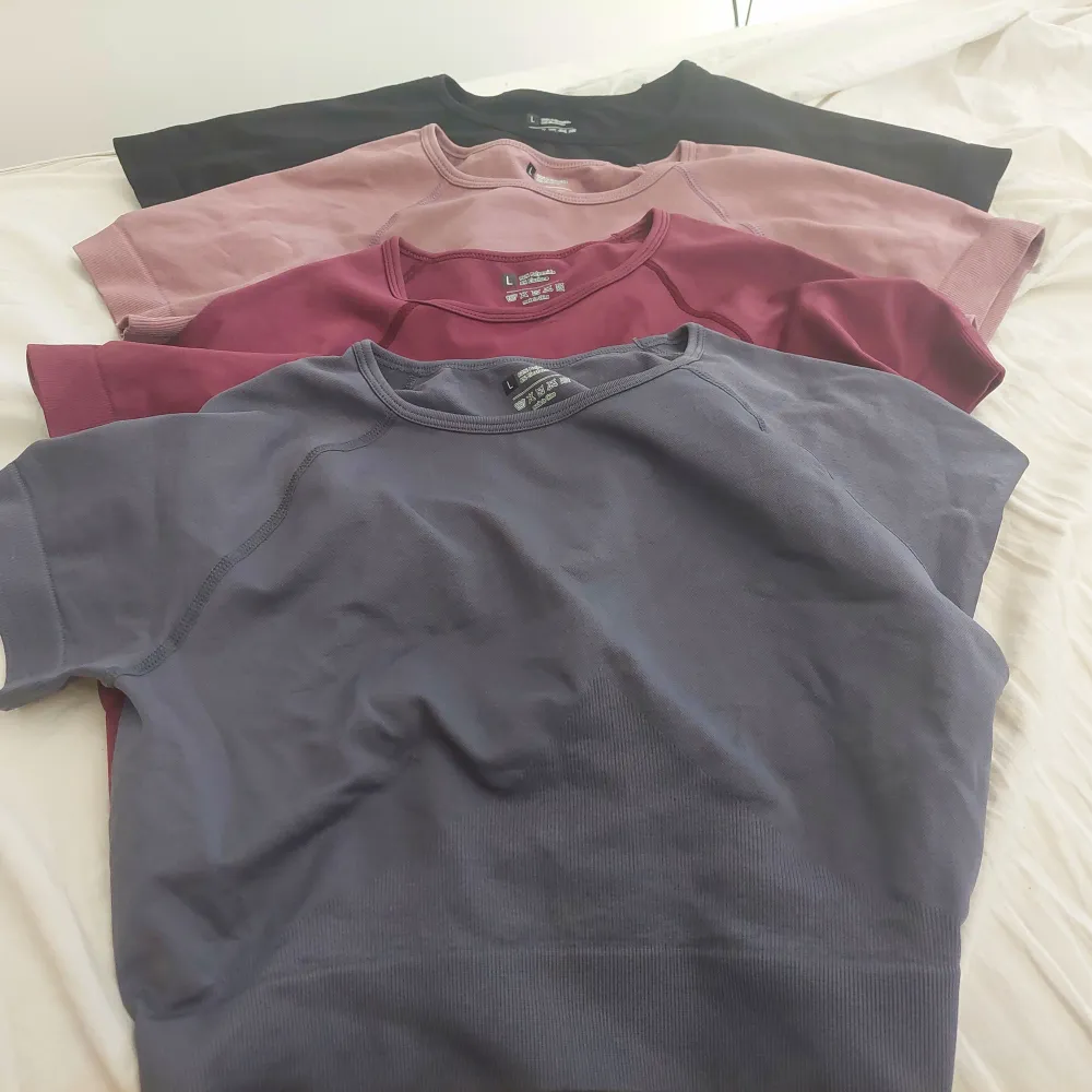 - Made from elastin/polyester (skims dupe) - All 4 tops size L -Colors: Purple, Magenta, Pink, and Black - Good for work out etc Very good material and never worn . Toppar.