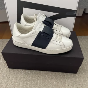 Valentino Open skor - Säljer ett par valentino open som är i väldigt bra skick! Storlek 41 men är stora i storleken! Box och kuvert medkommer vid köp!  Hör gärna av dig om du har frågor!