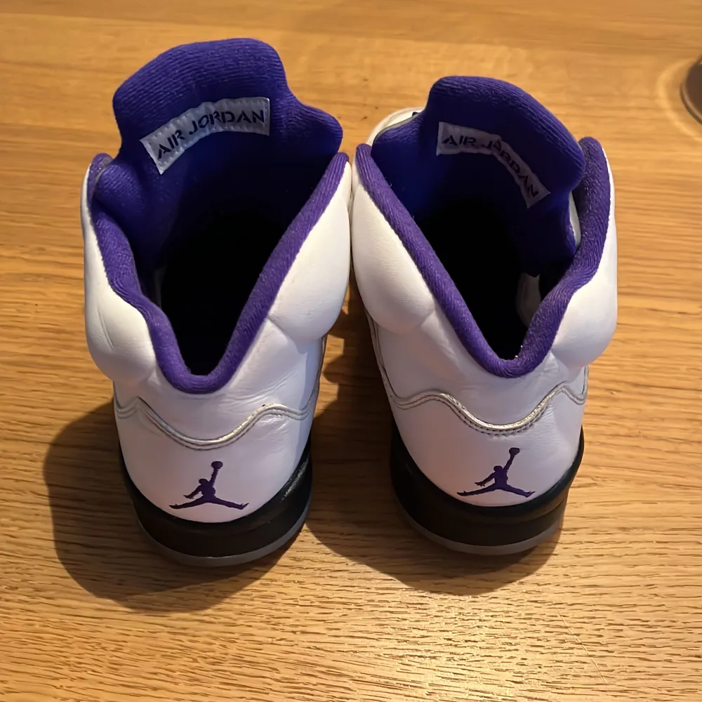 Säljer mina Jordan 5 dark concord, dom är sparsamt använda och i mycket fint skick. Sköna att gå i, men blev tyvärr för små för mig alldeles för snabbt.   Nypris: 2500 kr. Skor.