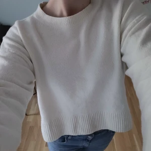 Stickad tröja - Säljer denna superfina stickade tröjan från & other stories. Nypris 490kr, mitt pris 200🫶 