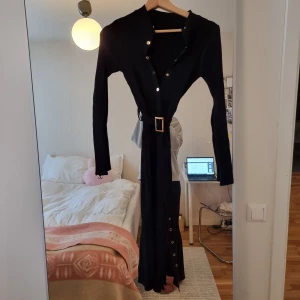 Ribbstickad klänning - Slits i kjolen där bak, fint skick