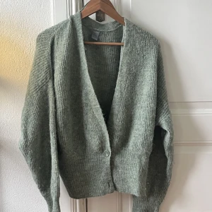 Stickad kofta - Grön stickad kofta från Lindex.