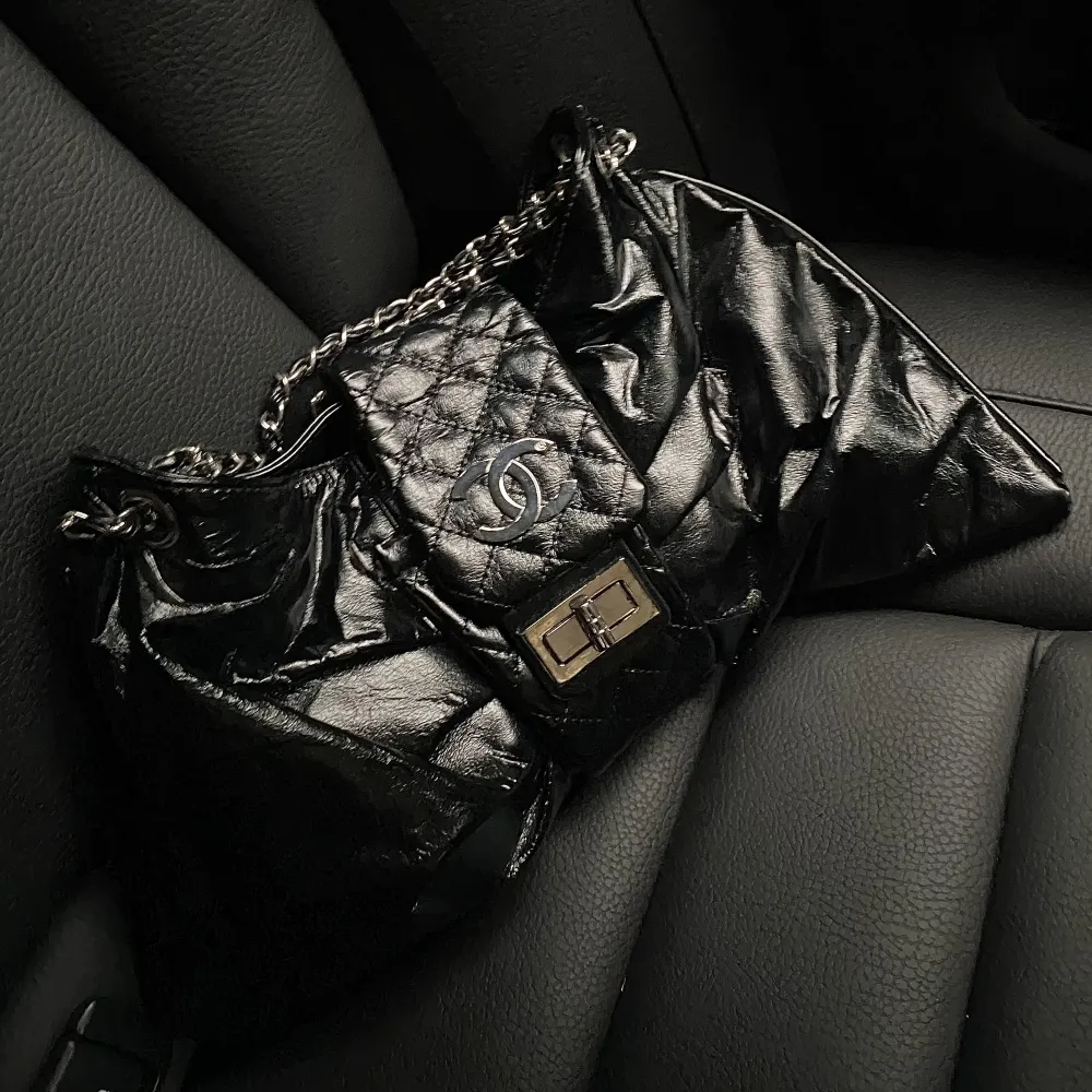 Handväska som liknar Chanel, den har något märke (se sista bilden)💕💕💕 Så fin!. Väskor.