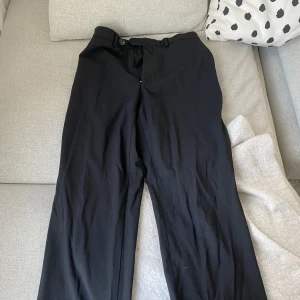 Kostymbyxor - Svarta kostymbyxor från Lisasidenvintage i storlek S/M. 