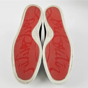 Christian Louboutin  - Christian Louboutin rantulow storlek 43. använda ett fåtal gånger. Låda och skosnören ingår. Pris kan diskuteras vid snabb affär. 