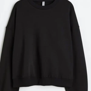 Svart tjocktröja - En basic svart tjocktröja, den är anänd ett par gånger! Passar både en xs-s person! (Hjälper en vän)