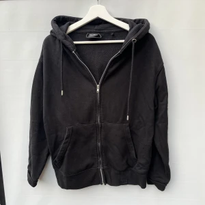 Svart zip up pull&bear - Säljer en svart zip up huvtröja från pull and bear i gott skick utan skador eller defekter. Storlek xs men den är lite baggy så passar s mer normalt. Bara skriva vid frågor