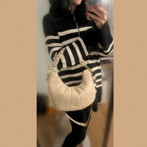 Månväska beige  - Superfin beige månformad väska, går att bära i flätade bandet (avtagbart) eller med justerbara axelremmen (avtagbar) Jättefint foder i beige zebra🤍 Kostade ny 749kr