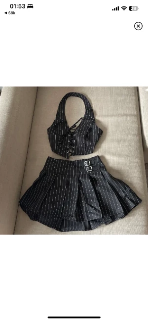 Set - Ett randigt sett super för går att justera. Beställde i storlek M men va tyvärr lite för liten för mig. Passar någon som vanligafall har S. 