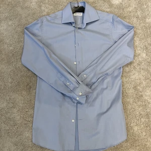 Skjorta 👔  - Skjortan är aldrig använd. Mjukt och tunn. 