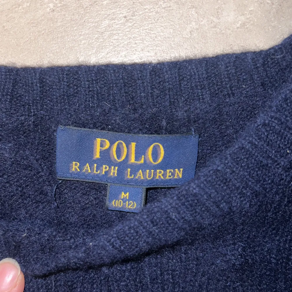 Mörkblå stickad tröja från Ralph Lauren i storlek M för barn så den sitter som en XS/S för vuxna. Skickar bild med den på via dm om det behövs. Den är i bra skick utan defekter (extremt mysig) . Tröjor & Koftor.