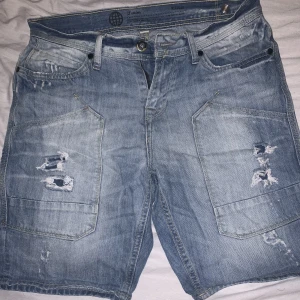 Shorts - Säljer båda för ett pris, båda användes en till två gånger. Dom är i bra skick.