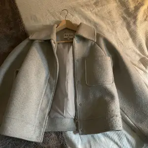 Säljer denna jacka från NA-KD, den har blivit nopprig (bild 3) men mest nertill så det syns inte och man kan klippa/raka bort det😍😍❤️‍🔥