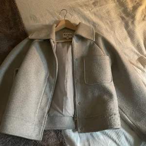 Nakd jacka - Säljer denna jacka från NA-KD, den har blivit nopprig (bild 3) men mest nertill så det syns inte och man kan klippa/raka bort det😍😍❤️‍🔥