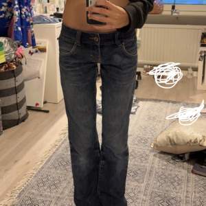 As snygga vintage vero Moda lågmidjade jeans, tyvärf lite för stora, skicka ett meddelande om du vill ha fler bilder ‼️ OBS DU STÅR FÖR FRAKT!!!!