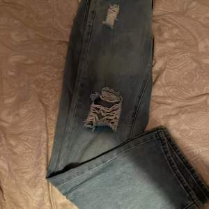 Baggy jeans med ett hål i från shein,helt nya