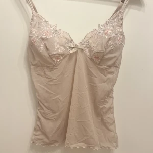 Mesh cami med broderi - Broderad mesh cami från Miriale. Storlek M, men sitter som S/XS